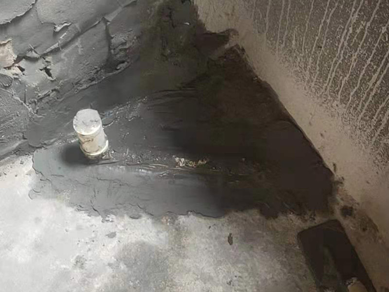 衛(wèi)生間改造施工：衛(wèi)生間改造中水電的改造尤為重要且需要最早開始著手，由于會(huì)涉及到浴霸采暖、燈光的線路走向、水管的入墻等問題，所以在改造之前需制定一個(gè)詳細(xì)的水電走向設(shè)計(jì)，從而提高安全質(zhì)量以及滿足裝修業(yè)主們生活的需要。 其次就是需要對(duì)其做相應(yīng)的防水處理。因?yàn)樵谌粘５募彝ブ校l(wèi)生間的水是處處可見的，非常潮濕。衛(wèi)生間內(nèi)的防水涂料是由地面延伸到墻面的，涂刷過程中精良的保證厚度均勻。還需要處理好地面和墻面交界處的各類管件的涂刷。待防水處理完全確定后，等待地面干透就可以做后續(xù)的工程了。這里要著重提醒，衛(wèi)生間下水口位置的防水要特別處理好，保證今后的檢查與維修。