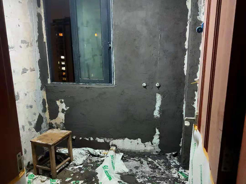 廁所墻面刷防水:廚衛(wèi)空間管道較多，由于上下水流的通過，管道長期震動容易出現(xiàn)裂紋造成滲漏，且建筑沉降時易造成管口松動而導(dǎo)致漏水。 陰陽角要做圓弧形處理，即將L型部位處理成C型，避免涂刷防水材料的時候造成陰角堆積、陽角漏涂等情況. 找平層的施工要注意，在防水層完工至少24h后再進行。且找平層的施工不能破壞防水層，特別是防水層為柔韌性防水材料是。避免尖銳碎片在找平層中導(dǎo)致防水層刺穿漏水. 瓷磚膠層不同于普通河沙水泥：普通河沙水泥采用背貼法。形成的是非連續(xù)、有空鼓的粘結(jié)層。而瓷磚膠采用齒型刮板刮成連續(xù)的瓷磚膠粘結(jié)層，且瓷磚膠具有一定柔韌性能抵抗震動和收縮。添加劑中的乳膠粉在粘結(jié)面能形成連續(xù)的聚合物層，不僅提高了粘結(jié)性能，而且具有一定的防水性能。