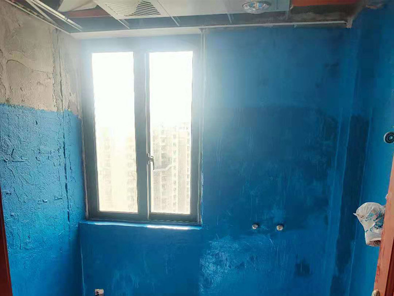 廁所墻面刷防水:廚衛(wèi)空間管道較多，由于上下水流的通過，管道長期震動容易出現(xiàn)裂紋造成滲漏，且建筑沉降時易造成管口松動而導(dǎo)致漏水。 陰陽角要做圓弧形處理，即將L型部位處理成C型，避免涂刷防水材料的時候造成陰角堆積、陽角漏涂等情況. 找平層的施工要注意，在防水層完工至少24h后再進行。且找平層的施工不能破壞防水層，特別是防水層為柔韌性防水材料是。避免尖銳碎片在找平層中導(dǎo)致防水層刺穿漏水. 瓷磚膠層不同于普通河沙水泥：普通河沙水泥采用背貼法。形成的是非連續(xù)、有空鼓的粘結(jié)層。而瓷磚膠采用齒型刮板刮成連續(xù)的瓷磚膠粘結(jié)層，且瓷磚膠具有一定柔韌性能抵抗震動和收縮。添加劑中的乳膠粉在粘結(jié)面能形成連續(xù)的聚合物層，不僅提高了粘結(jié)性能，而且具有一定的防水性能。