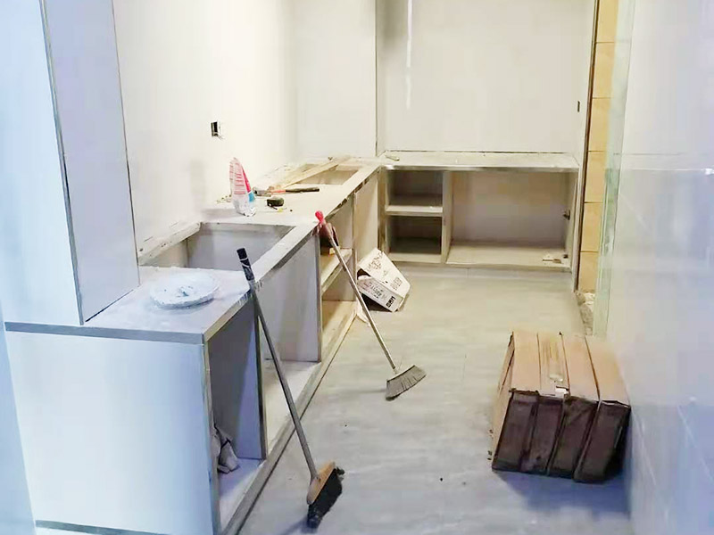 廚房櫥柜定制安裝：初次測量應(yīng)該在水電改造之前，水電工、工長最好都在場，要結(jié)合廚房的水電布局，綜合考慮，是否需要對水電管道進(jìn)行改裝等。并告知道設(shè)計師自己需要的廚電與打算放置的位置。此次測量后，設(shè)計師根據(jù)廚房空間設(shè)計出整體櫥柜的雛形以及廚房的水電改造圖紙。水電施工工人根據(jù)圖紙施工。 二次測量的時間一般都在水電改造、墻地磚施工完成之后。這次測量，數(shù)據(jù)一定要精確，廚電位置與尺寸也要確定下來。設(shè)計師需要根據(jù)測量結(jié)果，出定制櫥柜的最終精確設(shè)計圖。