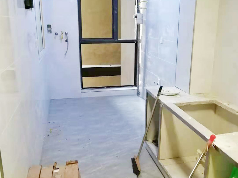 廚房櫥柜定制安裝：初次測量應(yīng)該在水電改造之前，水電工、工長最好都在場，要結(jié)合廚房的水電布局，綜合考慮，是否需要對水電管道進(jìn)行改裝等。并告知道設(shè)計師自己需要的廚電與打算放置的位置。此次測量后，設(shè)計師根據(jù)廚房空間設(shè)計出整體櫥柜的雛形以及廚房的水電改造圖紙。水電施工工人根據(jù)圖紙施工。 二次測量的時間一般都在水電改造、墻地磚施工完成之后。這次測量，數(shù)據(jù)一定要精確，廚電位置與尺寸也要確定下來。設(shè)計師需要根據(jù)測量結(jié)果，出定制櫥柜的最終精確設(shè)計圖。