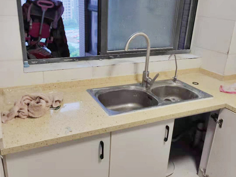 廚房櫥柜定制安裝：初次測量應(yīng)該在水電改造之前，水電工、工長最好都在場，要結(jié)合廚房的水電布局，綜合考慮，是否需要對水電管道進(jìn)行改裝等。并告知道設(shè)計師自己需要的廚電與打算放置的位置。此次測量后，設(shè)計師根據(jù)廚房空間設(shè)計出整體櫥柜的雛形以及廚房的水電改造圖紙。水電施工工人根據(jù)圖紙施工。 二次測量的時間一般都在水電改造、墻地磚施工完成之后。這次測量，數(shù)據(jù)一定要精確，廚電位置與尺寸也要確定下來。設(shè)計師需要根據(jù)測量結(jié)果，出定制櫥柜的最終精確設(shè)計圖。