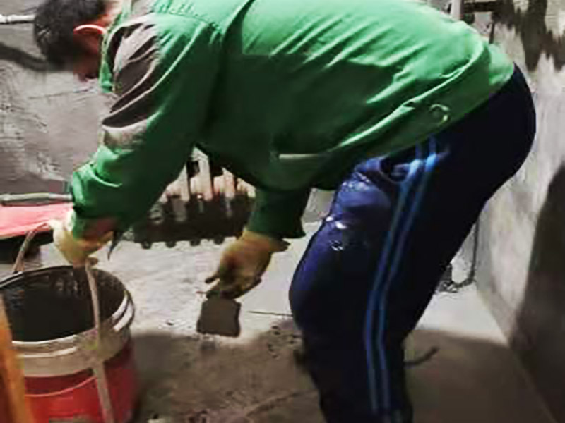 衛(wèi)生間墻地面刷防水：在涂刷防水涂層之前，先要清理墻面和地面。同時(shí)，要用連接的氣泵皮管吹盡陰角處的浮層，要量出防水層的高度并劃出基準(zhǔn)線，刷防水涂料時(shí)要先刷基準(zhǔn)線以下位置，并在墻面和地面連接陰角處刷成八字，上下交叉，交接處接應(yīng)有200mm，不得有漏刷情況出現(xiàn)。 墻角涂刷完成后，沿基準(zhǔn)線涂刷墻體：第一遍涂刷墻面時(shí)，應(yīng)上下縱向涂刷，第二遍涂刷墻體，應(yīng)左右橫向涂刷。 地面防水涂料的涂刷應(yīng)該從房間里側(cè)向門(mén)口涂刷，地面水管接口處尤其要仔細(xì)涂刷，不能有任何遺漏。 在涂刷完防水涂料后，不能立刻貼瓷鉆，還必須對(duì)衛(wèi)生間等空間進(jìn)行防水測(cè)試。防水測(cè)試具體辦法是：堵住衛(wèi)生間排水口、地漏等，然后將衛(wèi)生間積水2~3cm。24小時(shí)后到樓下查看是否有水滲漏，一旦發(fā)現(xiàn)有滲水痕跡，必須馬上返工。如果等到墻地磚鋪貼完畢才發(fā)現(xiàn)防水滲漏的問(wèn)題，則必須將墻地磚全部敲掉重新做防水，這樣的話工程量和損耗會(huì)增大很多。