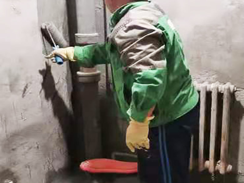 衛(wèi)生間墻地面刷防水：在涂刷防水涂層之前，先要清理墻面和地面。同時(shí)，要用連接的氣泵皮管吹盡陰角處的浮層，要量出防水層的高度并劃出基準(zhǔn)線，刷防水涂料時(shí)要先刷基準(zhǔn)線以下位置，并在墻面和地面連接陰角處刷成八字，上下交叉，交接處接應(yīng)有200mm，不得有漏刷情況出現(xiàn)。 墻角涂刷完成后，沿基準(zhǔn)線涂刷墻體：第一遍涂刷墻面時(shí)，應(yīng)上下縱向涂刷，第二遍涂刷墻體，應(yīng)左右橫向涂刷。 地面防水涂料的涂刷應(yīng)該從房間里側(cè)向門(mén)口涂刷，地面水管接口處尤其要仔細(xì)涂刷，不能有任何遺漏。 在涂刷完防水涂料后，不能立刻貼瓷鉆，還必須對(duì)衛(wèi)生間等空間進(jìn)行防水測(cè)試。防水測(cè)試具體辦法是：堵住衛(wèi)生間排水口、地漏等，然后將衛(wèi)生間積水2~3cm。24小時(shí)后到樓下查看是否有水滲漏，一旦發(fā)現(xiàn)有滲水痕跡，必須馬上返工。如果等到墻地磚鋪貼完畢才發(fā)現(xiàn)防水滲漏的問(wèn)題，則必須將墻地磚全部敲掉重新做防水，這樣的話工程量和損耗會(huì)增大很多。