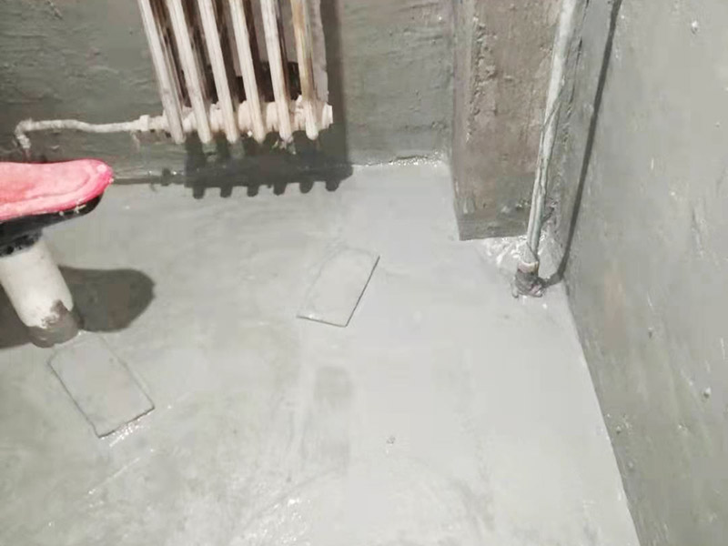 衛(wèi)生間墻地面刷防水：在涂刷防水涂層之前，先要清理墻面和地面。同時(shí)，要用連接的氣泵皮管吹盡陰角處的浮層，要量出防水層的高度并劃出基準(zhǔn)線，刷防水涂料時(shí)要先刷基準(zhǔn)線以下位置，并在墻面和地面連接陰角處刷成八字，上下交叉，交接處接應(yīng)有200mm，不得有漏刷情況出現(xiàn)。 墻角涂刷完成后，沿基準(zhǔn)線涂刷墻體：第一遍涂刷墻面時(shí)，應(yīng)上下縱向涂刷，第二遍涂刷墻體，應(yīng)左右橫向涂刷。 地面防水涂料的涂刷應(yīng)該從房間里側(cè)向門(mén)口涂刷，地面水管接口處尤其要仔細(xì)涂刷，不能有任何遺漏。 在涂刷完防水涂料后，不能立刻貼瓷鉆，還必須對(duì)衛(wèi)生間等空間進(jìn)行防水測(cè)試。防水測(cè)試具體辦法是：堵住衛(wèi)生間排水口、地漏等，然后將衛(wèi)生間積水2~3cm。24小時(shí)后到樓下查看是否有水滲漏，一旦發(fā)現(xiàn)有滲水痕跡，必須馬上返工。如果等到墻地磚鋪貼完畢才發(fā)現(xiàn)防水滲漏的問(wèn)題，則必須將墻地磚全部敲掉重新做防水，這樣的話工程量和損耗會(huì)增大很多。