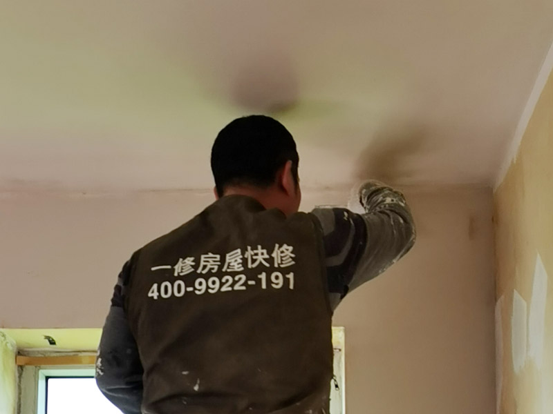 墻面刮膩?zhàn)有扪a(bǔ)：1、鏟墻皮：可以做輕微潤(rùn)水實(shí)驗(yàn)，檢驗(yàn)原涂層附著力是否合格，如果原基層膩?zhàn)虞^差，則需要鏟除，重新石膏找平。 2、墻體封閉墻固一遍：目的是封閉墻體潮氣、增強(qiáng)膩?zhàn)优c墻體之間的結(jié)合力。如果遇到老房子，可刷墻固增加保險(xiǎn)系數(shù)。 3、陰角處理兩面&ldquo;彈線&rdquo;（注意垂直度），陽(yáng)角處理用靠尺就可以了，然后用石膏粉加膠調(diào)制石膏膩?zhàn)诱抑薄?4、墻體找平：先檢查墻體有無(wú)&ldquo;空鼓&rdquo;、裂縫及施工洞，然后用稍長(zhǎng)一點(diǎn)的鋁合金直尺檢查頂部和墻面的凹陷部位，做標(biāo)記，用石膏膩?zhàn)訅|平。 5、正式刮膩?zhàn)樱菏嗄佔(zhàn)痈赏负蠊文佔(zhàn)樱勘楸仨殢氐赘赏福?。檢查膩?zhàn)邮欠窀赏阜椒ㄓ卸菏紫扔^察顏色是否一致；再就是看打磨的時(shí)候有沒&ldquo;粘砂紙&rdquo;現(xiàn)象。 6、強(qiáng)燈光斜射打磨：可用204＃－360＃砂紙。不可用粗砂紙，否則打磨后的墻面有痕跡，刷完涂料后有凹凸不平現(xiàn)象，影響美觀。