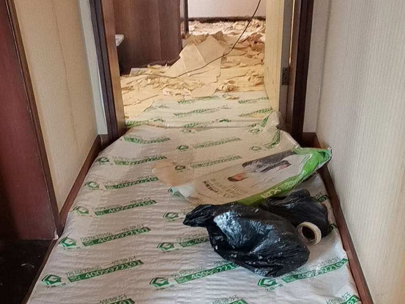 墻面刮膩?zhàn)有扪a(bǔ)：1、鏟墻皮：可以做輕微潤(rùn)水實(shí)驗(yàn)，檢驗(yàn)原涂層附著力是否合格，如果原基層膩?zhàn)虞^差，則需要鏟除，重新石膏找平。 2、墻體封閉墻固一遍：目的是封閉墻體潮氣、增強(qiáng)膩?zhàn)优c墻體之間的結(jié)合力。如果遇到老房子，可刷墻固增加保險(xiǎn)系數(shù)。 3、陰角處理兩面&ldquo;彈線&rdquo;（注意垂直度），陽(yáng)角處理用靠尺就可以了，然后用石膏粉加膠調(diào)制石膏膩?zhàn)诱抑薄?4、墻體找平：先檢查墻體有無(wú)&ldquo;空鼓&rdquo;、裂縫及施工洞，然后用稍長(zhǎng)一點(diǎn)的鋁合金直尺檢查頂部和墻面的凹陷部位，做標(biāo)記，用石膏膩?zhàn)訅|平。 5、正式刮膩?zhàn)樱菏嗄佔(zhàn)痈赏负蠊文佔(zhàn)樱勘楸仨殢氐赘赏福?。檢查膩?zhàn)邮欠窀赏阜椒ㄓ卸菏紫扔^察顏色是否一致；再就是看打磨的時(shí)候有沒&ldquo;粘砂紙&rdquo;現(xiàn)象。 6、強(qiáng)燈光斜射打磨：可用204＃－360＃砂紙。不可用粗砂紙，否則打磨后的墻面有痕跡，刷完涂料后有凹凸不平現(xiàn)象，影響美觀。