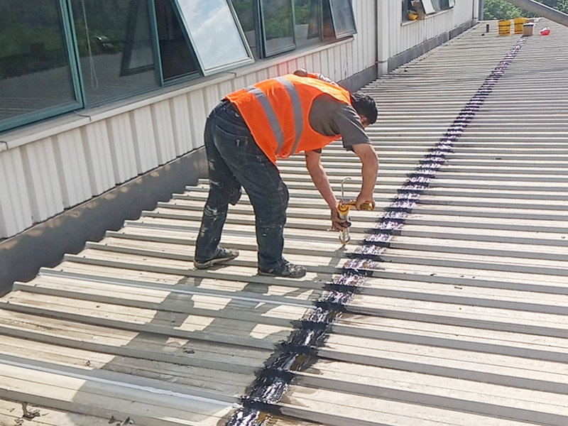 輕鋼瓦屋頂防水打膠:清理基層，施工前要將基層表面的塵土和雜物清理干凈，然后用熱熔法改性瀝青卷材對防水層施工前在水落口、管根、陰陽角等細(xì)部先做好附加層。 1、陰雨天氣不能進(jìn)行防水工作和保溫施工。 2、卷材的防水層質(zhì)量要符合要求，干燥程度要達(dá)到一定標(biāo)準(zhǔn)。 3、屋頂?shù)墓战?、天溝和卷材搭接、水落口等?jié)點(diǎn)部位，要鋪貼牢固，要符合屋面防水工程技術(shù)規(guī)范。 4、防水卷材鋪貼時基層和卷材之間的排氣要充分，避免過度拉緊和皺褶。 5、防水卷材鋪貼要順直，要嚴(yán)格按照基層的彈標(biāo)線來施工。 6、鋪設(shè)保溫層時一定要保護(hù)好防水層。