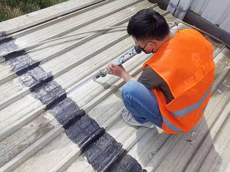 輕鋼瓦屋頂防水打膠:清理基層，施工前要將基層表面的塵土和雜物清理干凈，然后用熱熔法改性瀝青卷材對防水層施工前在水落口、管根、陰陽角等細(xì)部先做好附加層。 1、陰雨天氣不能進(jìn)行防水工作和保溫施工。 2、卷材的防水層質(zhì)量要符合要求，干燥程度要達(dá)到一定標(biāo)準(zhǔn)。 3、屋頂?shù)墓战?、天溝和卷材搭接、水落口等?jié)點(diǎn)部位，要鋪貼牢固，要符合屋面防水工程技術(shù)規(guī)范。 4、防水卷材鋪貼時基層和卷材之間的排氣要充分，避免過度拉緊和皺褶。 5、防水卷材鋪貼要順直，要嚴(yán)格按照基層的彈標(biāo)線來施工。 6、鋪設(shè)保溫層時一定要保護(hù)好防水層。