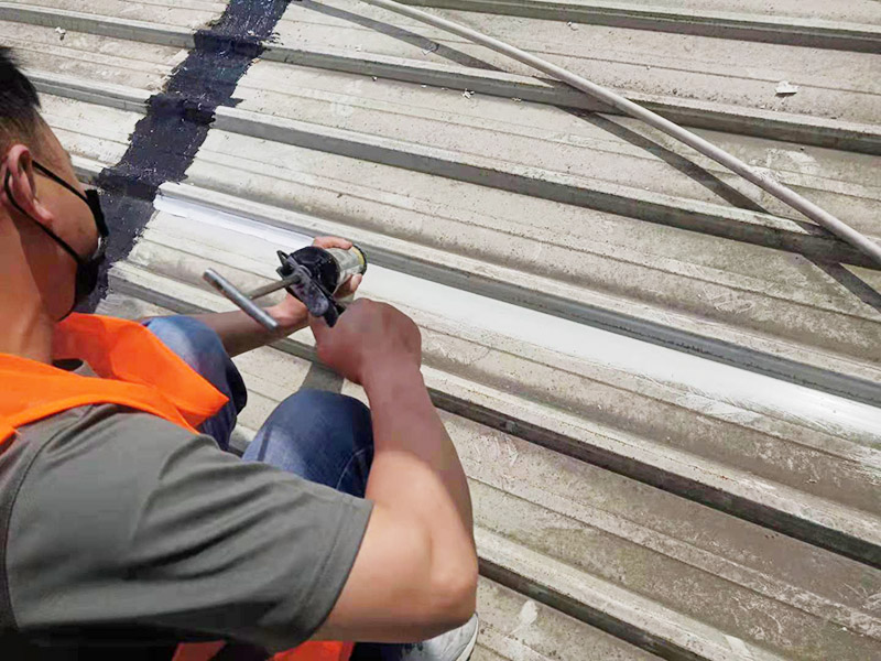 輕鋼瓦屋頂防水打膠:清理基層，施工前要將基層表面的塵土和雜物清理干凈，然后用熱熔法改性瀝青卷材對防水層施工前在水落口、管根、陰陽角等細(xì)部先做好附加層。 1、陰雨天氣不能進(jìn)行防水工作和保溫施工。 2、卷材的防水層質(zhì)量要符合要求，干燥程度要達(dá)到一定標(biāo)準(zhǔn)。 3、屋頂?shù)墓战恰⑻鞙虾途聿拇罱?、水落口等?jié)點(diǎn)部位，要鋪貼牢固，要符合屋面防水工程技術(shù)規(guī)范。 4、防水卷材鋪貼時基層和卷材之間的排氣要充分，避免過度拉緊和皺褶。 5、防水卷材鋪貼要順直，要嚴(yán)格按照基層的彈標(biāo)線來施工。 6、鋪設(shè)保溫層時一定要保護(hù)好防水層。