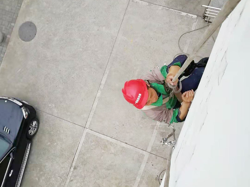 外墻店招拆除安裝：1、搭腳手架，面積比較大的時候，都是用這種方法比較方便。 2、起重機(jī)起吊，面積不是很大而且是整體安裝的話一般是這種方法好。 3、蜘蛛人吊裝，還有一類是安裝獨立的招牌字的話一般用蜘蛛人吊裝。 這三種方法也是靈活來用，有時候三種都用得上