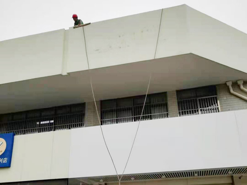 外墻店招拆除安裝：1、搭腳手架，面積比較大的時候，都是用這種方法比較方便。 2、起重機(jī)起吊，面積不是很大而且是整體安裝的話一般是這種方法好。 3、蜘蛛人吊裝，還有一類是安裝獨立的招牌字的話一般用蜘蛛人吊裝。 這三種方法也是靈活來用，有時候三種都用得上