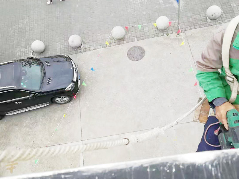 外墻店招拆除安裝：1、搭腳手架，面積比較大的時候，都是用這種方法比較方便。 2、起重機(jī)起吊，面積不是很大而且是整體安裝的話一般是這種方法好。 3、蜘蛛人吊裝，還有一類是安裝獨立的招牌字的話一般用蜘蛛人吊裝。 這三種方法也是靈活來用，有時候三種都用得上