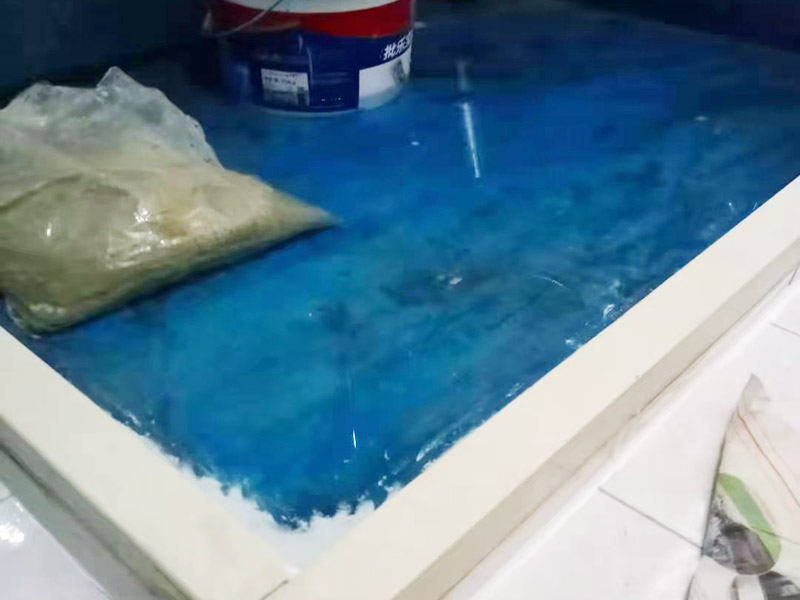 浴室防水裝修：首先要將墻面地面都要清潔干凈，這點(diǎn)非常重要，不能有散沙、土、石塊等干擾基層。如果基層開發(fā)商做的很不好的話，表面還要刷一層界面劑以防止墻面表面起沙。用噴壺將陰角部分和管根部分噴水，噴水的主要目的就是防止墻面吸收了堵漏寶太多的水分，造成堵漏寶沒有和墻面凝結(jié)在一起。那么噴多少水呢，建議以表面沒有明顯積水為宜。刷完以后，將第一遍堵漏上鋪好網(wǎng)格布，主要是防止堵漏初凝以后裂開。然后進(jìn)行第二遍涂刷堵漏，刷完就要進(jìn)行下面柔韌性防水涂刷的步驟了。