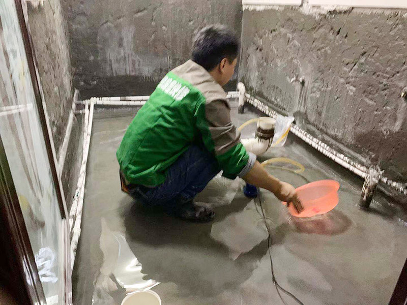 衛(wèi)生間改造閉水試驗：將不需要或是不滿意的地方進行拆除后，留下的成品需要進行施工保護，防止磕碰到，還可防止被上面的重物或是棱角碰壞。將這些不滿意的地方進行拆除，且拆除之后的垃圾也要及時清理，避免阻礙施工進程。做好防水處理也是衛(wèi)生間改造的重要一步。因為衛(wèi)生間的水、水蒸氣極其常見，防水做不好極易導致墻面潮濕、發(fā)霉，電路出現(xiàn)問題等的情況。衛(wèi)生間墻面上要做大約30厘米的防水涂料，以防積水浸透墻面，且要保證涂刷厚度均勻，還需要處理好地面和墻面交界處的各類管件的涂刷。待防水處理完全確定后，等待地面干透就可以做后續(xù)的工程了。