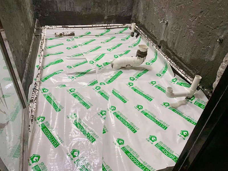 衛(wèi)生間改造閉水試驗：將不需要或是不滿意的地方進行拆除后，留下的成品需要進行施工保護，防止磕碰到，還可防止被上面的重物或是棱角碰壞。將這些不滿意的地方進行拆除，且拆除之后的垃圾也要及時清理，避免阻礙施工進程。做好防水處理也是衛(wèi)生間改造的重要一步。因為衛(wèi)生間的水、水蒸氣極其常見，防水做不好極易導致墻面潮濕、發(fā)霉，電路出現(xiàn)問題等的情況。衛(wèi)生間墻面上要做大約30厘米的防水涂料，以防積水浸透墻面，且要保證涂刷厚度均勻，還需要處理好地面和墻面交界處的各類管件的涂刷。待防水處理完全確定后，等待地面干透就可以做后續(xù)的工程了。