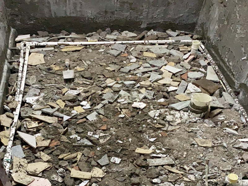 衛(wèi)生間改造閉水試驗：將不需要或是不滿意的地方進行拆除后，留下的成品需要進行施工保護，防止磕碰到，還可防止被上面的重物或是棱角碰壞。將這些不滿意的地方進行拆除，且拆除之后的垃圾也要及時清理，避免阻礙施工進程。做好防水處理也是衛(wèi)生間改造的重要一步。因為衛(wèi)生間的水、水蒸氣極其常見，防水做不好極易導致墻面潮濕、發(fā)霉，電路出現(xiàn)問題等的情況。衛(wèi)生間墻面上要做大約30厘米的防水涂料，以防積水浸透墻面，且要保證涂刷厚度均勻，還需要處理好地面和墻面交界處的各類管件的涂刷。待防水處理完全確定后，等待地面干透就可以做后續(xù)的工程了。