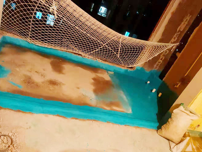 陽(yáng)臺(tái)清理刷防水：在涂刷防水涂層之前，先要清理墻面和地面。同時(shí)，要用連接的氣泵皮管吹盡陰角處的浮層，在涂刷防水涂層之前，要量出防水層的高度并劃出基準(zhǔn)線(xiàn)。刷防水涂料時(shí)要先刷基準(zhǔn)線(xiàn)以下位置，并在墻面和地面連接陰角處刷成八字，上下交叉，交接處接應(yīng)有200mm，不得有漏刷情況出現(xiàn)。
墻角涂刷完成后，沿基準(zhǔn)線(xiàn)涂刷墻體：第一遍涂刷墻面時(shí)，應(yīng)上下縱向涂刷，第二遍涂刷墻體，應(yīng)左右橫向涂刷。
地面防水涂料的涂刷應(yīng)該從房間里側(cè)向門(mén)口涂刷，地面水管接口處尤其要仔細(xì)涂刷，不能有任何遺漏。
在涂刷完防水涂料后，不能立刻貼瓷鉆，