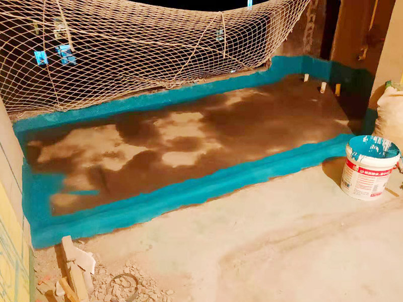 陽(yáng)臺(tái)清理刷防水：在涂刷防水涂層之前，先要清理墻面和地面。同時(shí)，要用連接的氣泵皮管吹盡陰角處的浮層，在涂刷防水涂層之前，要量出防水層的高度并劃出基準(zhǔn)線(xiàn)。刷防水涂料時(shí)要先刷基準(zhǔn)線(xiàn)以下位置，并在墻面和地面連接陰角處刷成八字，上下交叉，交接處接應(yīng)有200mm，不得有漏刷情況出現(xiàn)。
墻角涂刷完成后，沿基準(zhǔn)線(xiàn)涂刷墻體：第一遍涂刷墻面時(shí)，應(yīng)上下縱向涂刷，第二遍涂刷墻體，應(yīng)左右橫向涂刷。
地面防水涂料的涂刷應(yīng)該從房間里側(cè)向門(mén)口涂刷，地面水管接口處尤其要仔細(xì)涂刷，不能有任何遺漏。
在涂刷完防水涂料后，不能立刻貼瓷鉆，