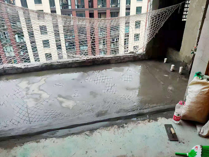 陽(yáng)臺(tái)清理刷防水：在涂刷防水涂層之前，先要清理墻面和地面。同時(shí)，要用連接的氣泵皮管吹盡陰角處的浮層，在涂刷防水涂層之前，要量出防水層的高度并劃出基準(zhǔn)線(xiàn)。刷防水涂料時(shí)要先刷基準(zhǔn)線(xiàn)以下位置，并在墻面和地面連接陰角處刷成八字，上下交叉，交接處接應(yīng)有200mm，不得有漏刷情況出現(xiàn)。 墻角涂刷完成后，沿基準(zhǔn)線(xiàn)涂刷墻體：第一遍涂刷墻面時(shí)，應(yīng)上下縱向涂刷，第二遍涂刷墻體，應(yīng)左右橫向涂刷。 地面防水涂料的涂刷應(yīng)該從房間里側(cè)向門(mén)口涂刷，地面水管接口處尤其要仔細(xì)涂刷，不能有任何遺漏。 在涂刷完防水涂料后，不能立刻貼瓷鉆，