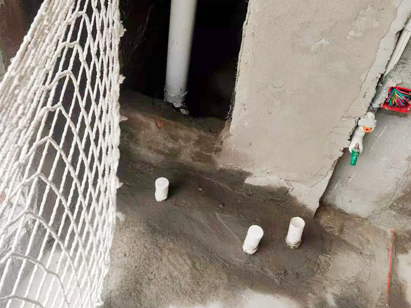 陽(yáng)臺(tái)清理刷防水：在涂刷防水涂層之前，先要清理墻面和地面。同時(shí)，要用連接的氣泵皮管吹盡陰角處的浮層，在涂刷防水涂層之前，要量出防水層的高度并劃出基準(zhǔn)線(xiàn)。刷防水涂料時(shí)要先刷基準(zhǔn)線(xiàn)以下位置，并在墻面和地面連接陰角處刷成八字，上下交叉，交接處接應(yīng)有200mm，不得有漏刷情況出現(xiàn)。 墻角涂刷完成后，沿基準(zhǔn)線(xiàn)涂刷墻體：第一遍涂刷墻面時(shí)，應(yīng)上下縱向涂刷，第二遍涂刷墻體，應(yīng)左右橫向涂刷。 地面防水涂料的涂刷應(yīng)該從房間里側(cè)向門(mén)口涂刷，地面水管接口處尤其要仔細(xì)涂刷，不能有任何遺漏。 在涂刷完防水涂料后，不能立刻貼瓷鉆，