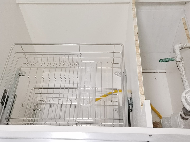 櫥柜安裝案例：安裝地柜前，工人應(yīng)該對(duì)廚房地面進(jìn)行清掃，以便準(zhǔn)確測(cè)量地面水平。安裝時(shí)如果櫥柜與地面不能達(dá)到水平，櫥柜柜門的縫隙就無法平衡，安裝工人使用水平尺對(duì)地面、墻面進(jìn)行測(cè)量后就能了解地面水平情況，最后調(diào)整櫥柜水平。 地柜安裝完畢后則可以進(jìn)行吊柜安裝，安裝吊柜時(shí)，為了保證膨脹螺栓的水平，需要在墻面畫出水平線，一般情況下水平線與臺(tái)面的距離為650毫米，我們可以根據(jù)自身身高的情況，向工人提出地柜與吊柜之間距離的調(diào)整，以方便日后使用。