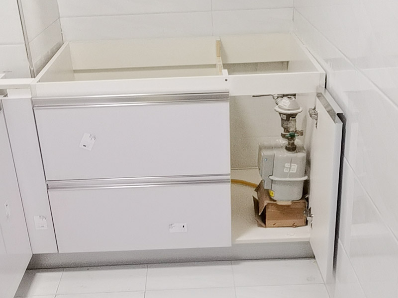 櫥柜安裝案例：安裝地柜前，工人應(yīng)該對(duì)廚房地面進(jìn)行清掃，以便準(zhǔn)確測(cè)量地面水平。安裝時(shí)如果櫥柜與地面不能達(dá)到水平，櫥柜柜門的縫隙就無法平衡，安裝工人使用水平尺對(duì)地面、墻面進(jìn)行測(cè)量后就能了解地面水平情況，最后調(diào)整櫥柜水平。 地柜安裝完畢后則可以進(jìn)行吊柜安裝，安裝吊柜時(shí)，為了保證膨脹螺栓的水平，需要在墻面畫出水平線，一般情況下水平線與臺(tái)面的距離為650毫米，我們可以根據(jù)自身身高的情況，向工人提出地柜與吊柜之間距離的調(diào)整，以方便日后使用。