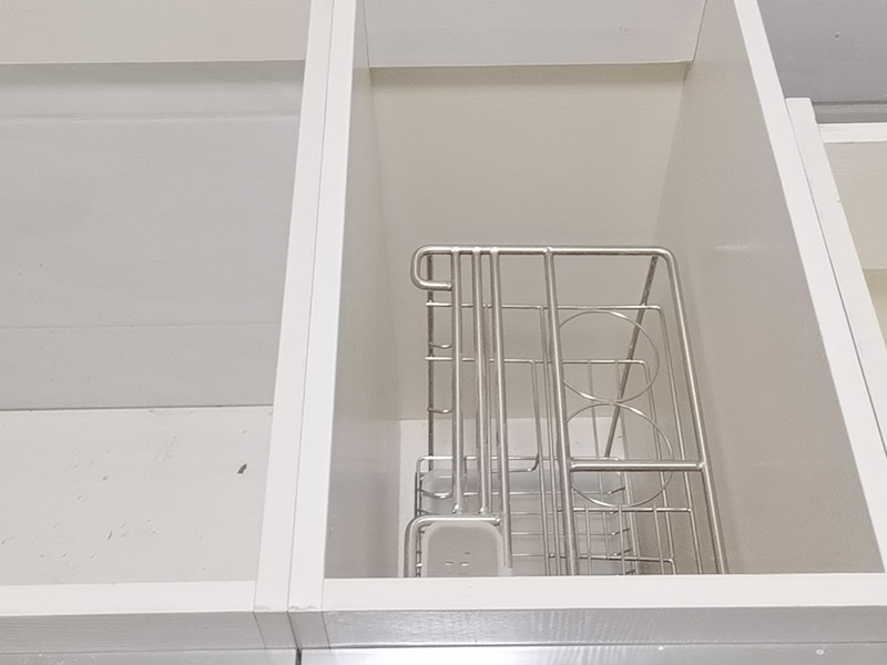 櫥柜安裝案例：安裝地柜前，工人應(yīng)該對(duì)廚房地面進(jìn)行清掃，以便準(zhǔn)確測(cè)量地面水平。安裝時(shí)如果櫥柜與地面不能達(dá)到水平，櫥柜柜門的縫隙就無法平衡，安裝工人使用水平尺對(duì)地面、墻面進(jìn)行測(cè)量后就能了解地面水平情況，最后調(diào)整櫥柜水平。 地柜安裝完畢后則可以進(jìn)行吊柜安裝，安裝吊柜時(shí)，為了保證膨脹螺栓的水平，需要在墻面畫出水平線，一般情況下水平線與臺(tái)面的距離為650毫米，我們可以根據(jù)自身身高的情況，向工人提出地柜與吊柜之間距離的調(diào)整，以方便日后使用。