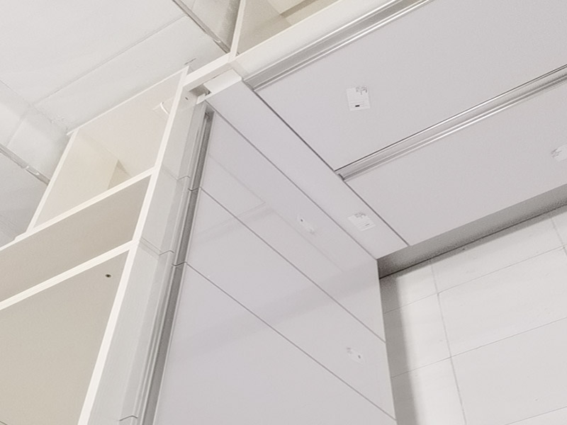 櫥柜安裝案例：安裝地柜前，工人應(yīng)該對(duì)廚房地面進(jìn)行清掃，以便準(zhǔn)確測(cè)量地面水平。安裝時(shí)如果櫥柜與地面不能達(dá)到水平，櫥柜柜門的縫隙就無法平衡，安裝工人使用水平尺對(duì)地面、墻面進(jìn)行測(cè)量后就能了解地面水平情況，最后調(diào)整櫥柜水平。 地柜安裝完畢后則可以進(jìn)行吊柜安裝，安裝吊柜時(shí)，為了保證膨脹螺栓的水平，需要在墻面畫出水平線，一般情況下水平線與臺(tái)面的距離為650毫米，我們可以根據(jù)自身身高的情況，向工人提出地柜與吊柜之間距離的調(diào)整，以方便日后使用。