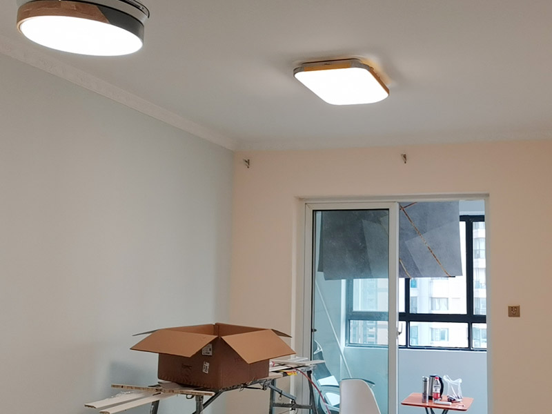 燈具安裝：開始進行房頂?shù)臏y量，進行找中就是房間的正中，一般都有房屋基礎(chǔ)留的電線盒，但是他只是大概的中，需要我們進行南北東西的測量找出房頂?shù)恼?。用鉛筆畫上記號。將燈具的固定底座的中心與房頂找的中心重合，然后底座固定的點位就是固定螺栓的點位，然后打眼，打眼現(xiàn)在一般的重的燈（超過10斤）/客廳燈用鐵膨脹螺栓10號轉(zhuǎn)頭打眼；如果是比較輕的燈用塑料脹管即可8號轉(zhuǎn)頭打眼。