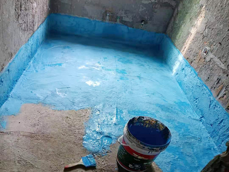 衛(wèi)生間墻地面刷防水：在涂刷防水涂層之前，先要清理墻面和地面。同時(shí)，要用連接的氣泵皮管吹盡陰角處的浮層，要量出防水層的高度并劃出基準(zhǔn)線，刷防水涂料時(shí)要先刷基準(zhǔn)線以下位置，并在墻面和地面連接陰角處刷成八字，上下交叉，交接處接應(yīng)有200mm，不得有漏刷情況出現(xiàn)。 墻角涂刷完成后，沿基準(zhǔn)線涂刷墻體：第一遍涂刷墻面時(shí)，應(yīng)上下縱向涂刷，第二遍涂刷墻體，應(yīng)左右橫向涂刷。地面防水涂料的涂刷應(yīng)該從房間里側(cè)向門口涂刷，地面水管接口處尤其要仔細(xì)涂刷，不能有任何遺漏。 在涂刷完防水涂料后，不能立刻貼瓷鉆，還必須對(duì)衛(wèi)生間等空間進(jìn)行防水測(cè)試。