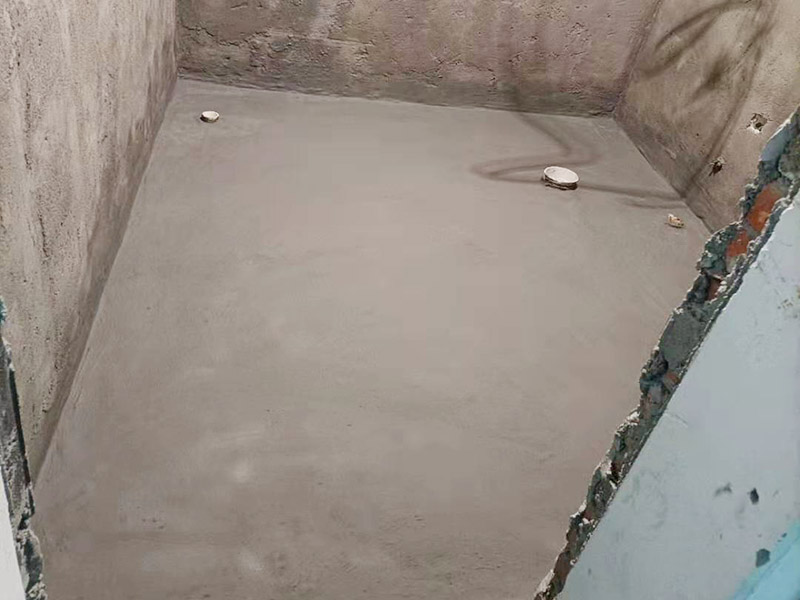 衛(wèi)生間墻地面刷防水：在涂刷防水涂層之前，先要清理墻面和地面。同時(shí)，要用連接的氣泵皮管吹盡陰角處的浮層，要量出防水層的高度并劃出基準(zhǔn)線，刷防水涂料時(shí)要先刷基準(zhǔn)線以下位置，并在墻面和地面連接陰角處刷成八字，上下交叉，交接處接應(yīng)有200mm，不得有漏刷情況出現(xiàn)。 墻角涂刷完成后，沿基準(zhǔn)線涂刷墻體：第一遍涂刷墻面時(shí)，應(yīng)上下縱向涂刷，第二遍涂刷墻體，應(yīng)左右橫向涂刷。地面防水涂料的涂刷應(yīng)該從房間里側(cè)向門口涂刷，地面水管接口處尤其要仔細(xì)涂刷，不能有任何遺漏。 在涂刷完防水涂料后，不能立刻貼瓷鉆，還必須對(duì)衛(wèi)生間等空間進(jìn)行防水測(cè)試。