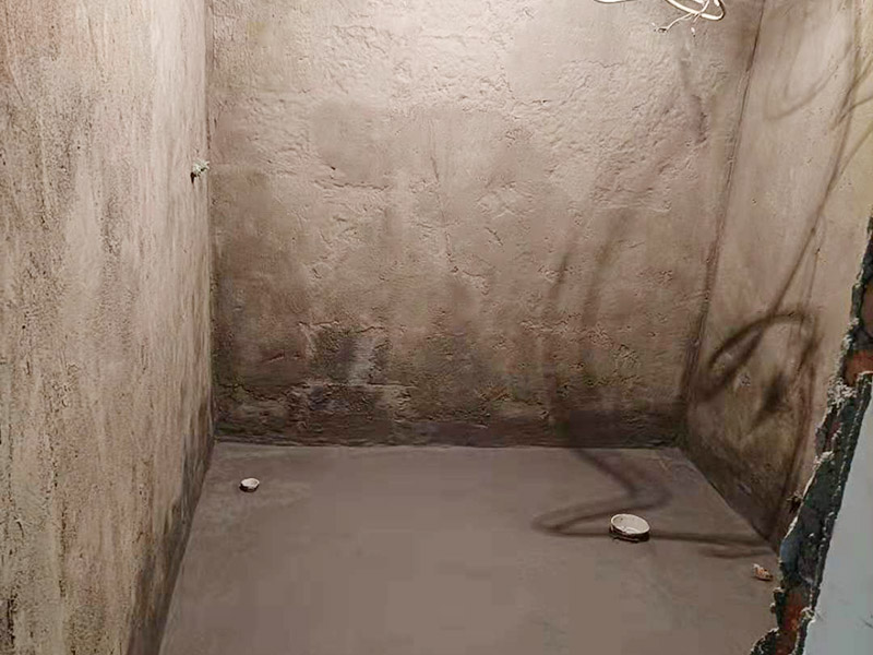 衛(wèi)生間墻地面刷防水：在涂刷防水涂層之前，先要清理墻面和地面。同時(shí)，要用連接的氣泵皮管吹盡陰角處的浮層，要量出防水層的高度并劃出基準(zhǔn)線，刷防水涂料時(shí)要先刷基準(zhǔn)線以下位置，并在墻面和地面連接陰角處刷成八字，上下交叉，交接處接應(yīng)有200mm，不得有漏刷情況出現(xiàn)。 墻角涂刷完成后，沿基準(zhǔn)線涂刷墻體：第一遍涂刷墻面時(shí)，應(yīng)上下縱向涂刷，第二遍涂刷墻體，應(yīng)左右橫向涂刷。地面防水涂料的涂刷應(yīng)該從房間里側(cè)向門口涂刷，地面水管接口處尤其要仔細(xì)涂刷，不能有任何遺漏。 在涂刷完防水涂料后，不能立刻貼瓷鉆，還必須對(duì)衛(wèi)生間等空間進(jìn)行防水測(cè)試。