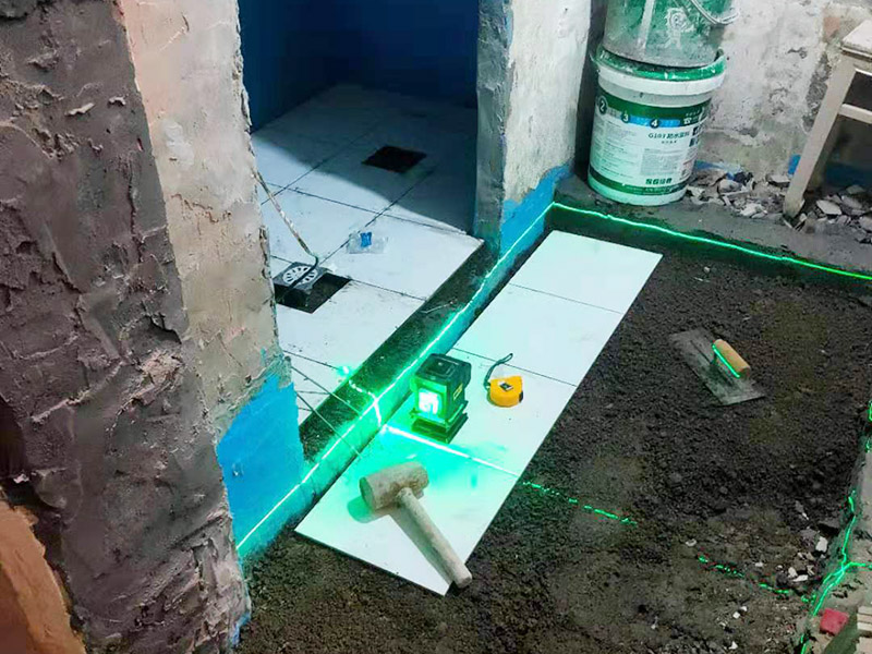 地面貼磚維修：干鋪法：首先要把基層用水澆濕，除去雜物和浮沙。再抹結(jié)合層，需要注意的是要使用1：3的干性水泥漿，按照水平線探鋪平整，然后再把磚放在沙漿上用膠皮錘振實(shí)。這時(shí)再把地面磚取下澆抹水泥漿，然后把地面磚放實(shí)振平就可以了。采用干鋪法可以有效地避免鋪裝過(guò)程中造成的空鼓、氣泡等現(xiàn)象發(fā)生。但是干鋪法的技術(shù)含量比較高，所以費(fèi)用也會(huì)比較貴。 濕鋪法，這種鋪貼方法與干鋪法不同之處在于將1：3的干性水泥漿替換成水泥沙漿和普通水。需要注意的是這種鋪貼法在鋪貼過(guò)程中容易產(chǎn)生氣泡和空鼓，這樣就會(huì)影響地磚的使用壽命。也是因?yàn)檫@種原因使其價(jià)格便宜，操作簡(jiǎn)單。