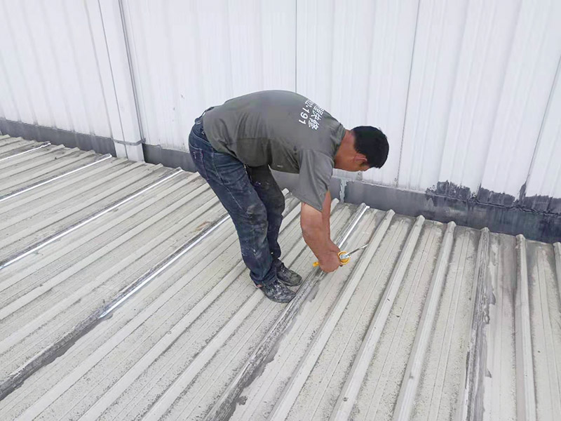 屋面防水打膠維修：1．一般在在干燥基面上施工防水涂料前應(yīng)先濕潤(rùn)基面至無明水為準(zhǔn)，若基面潮濕但無明水可直接施工。 2．按配比先將防水漿料乳液倒入拌料桶中，然后再將粉料倒入，充分?jǐn)嚢柚辆鶆?、無料粒糊狀，靜置十分鐘后再攪拌一下，效果更佳。