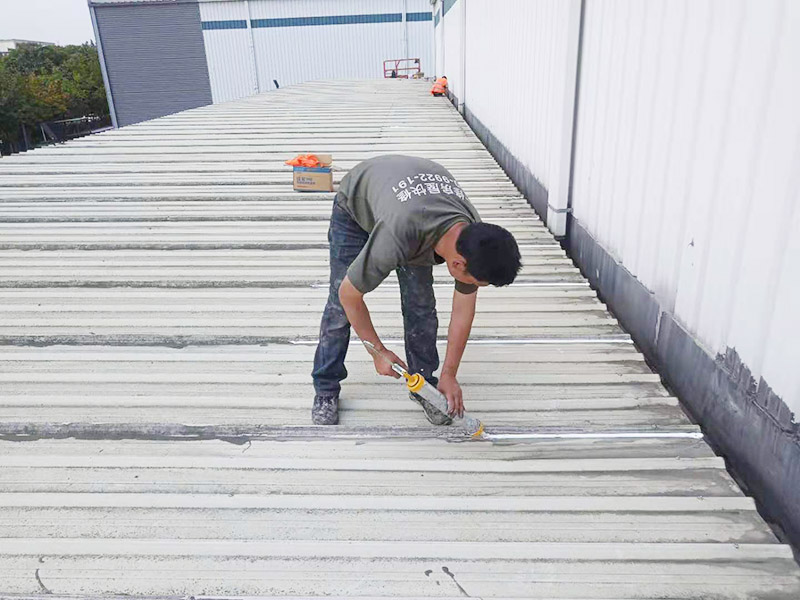 屋面防水打膠維修：1．一般在在干燥基面上施工防水涂料前應(yīng)先濕潤(rùn)基面至無明水為準(zhǔn)，若基面潮濕但無明水可直接施工。 2．按配比先將防水漿料乳液倒入拌料桶中，然后再將粉料倒入，充分?jǐn)嚢柚辆鶆?、無料粒糊狀，靜置十分鐘后再攪拌一下，效果更佳。