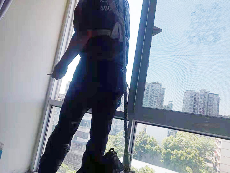 門窗漏水維修：首先將窗框與墻之間縫隙內(nèi)的所有填充物都要剔除干凈，然后還用吹風(fēng)機(jī)吹掃干凈。接著就是使用發(fā)泡膠來填縫，注意盡量把縫隙的填滿保證密實。這樣就把窗框和洞口之間的縫隙封閉起來，以此防止漏水。