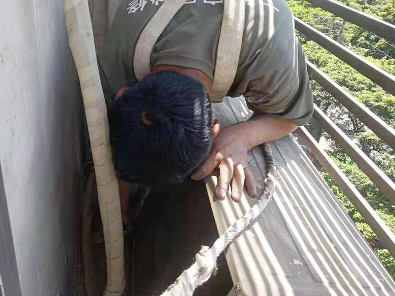 空調(diào)外機(jī)墻面維修：墻面修補(bǔ)，一定要做好基層的處理，如果您家是二次裝修墻面時(shí)，沒有將以前的老墻的墻皮鏟除干凈，或者是只鏟除了表層的膩?zhàn)樱敲葱扪a(bǔ)墻面時(shí)，是會(huì)遺留下高低不平的部分墻皮的，此后，要是接著上刷界面劑或者膩?zhàn)?，那么很可能就?huì)導(dǎo)致新刷的墻面出現(xiàn)開裂的情況。舊房要是在長期使用中受到了來自外界的沖擊或者震動(dòng)，是有可能造成局部墻面基層與墻體脫離的。 在修補(bǔ)墻面的時(shí)候，要是發(fā)現(xiàn)墻面出現(xiàn)滲水或者發(fā)霉的情況，是可以直接更換水管的，或者是進(jìn)行修補(bǔ)，具體的操作方法是，先關(guān)閉上閥門，把水源斷開后，然后將水龍頭打開至合