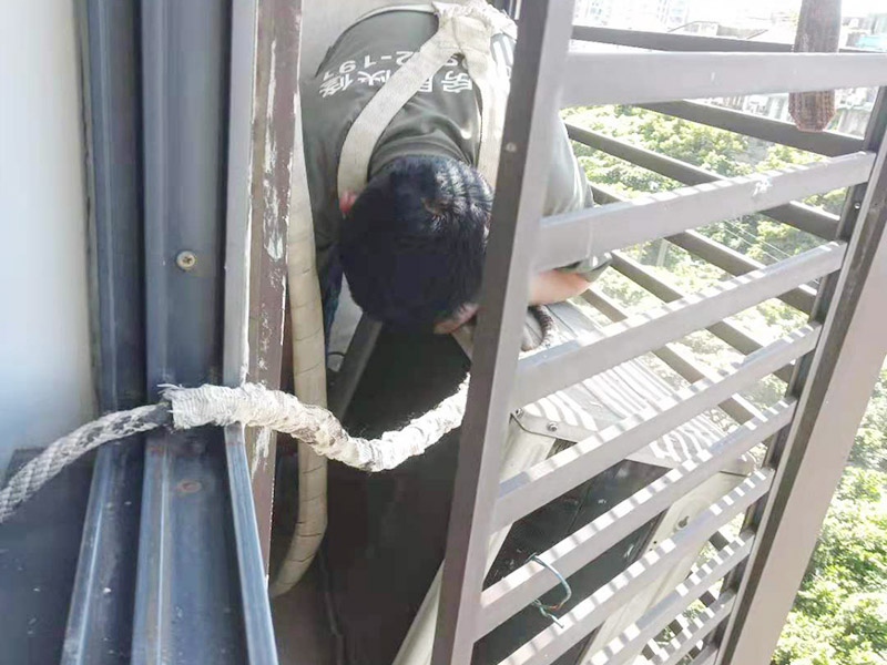 空調(diào)外機(jī)墻面維修：墻面修補(bǔ)，一定要做好基層的處理，如果您家是二次裝修墻面時(shí)，沒有將以前的老墻的墻皮鏟除干凈，或者是只鏟除了表層的膩?zhàn)?，那么修補(bǔ)墻面時(shí)，是會(huì)遺留下高低不平的部分墻皮的，此后，要是接著上刷界面劑或者膩?zhàn)樱敲春芸赡芫蜁?huì)導(dǎo)致新刷的墻面出現(xiàn)開裂的情況。舊房要是在長期使用中受到了來自外界的沖擊或者震動(dòng)，是有可能造成局部墻面基層與墻體脫離的。 在修補(bǔ)墻面的時(shí)候，要是發(fā)現(xiàn)墻面出現(xiàn)滲水或者發(fā)霉的情況，是可以直接更換水管的，或者是進(jìn)行修補(bǔ)，具體的操作方法是，先關(guān)閉上閥門，把水源斷開后，然后將水龍頭打開至合