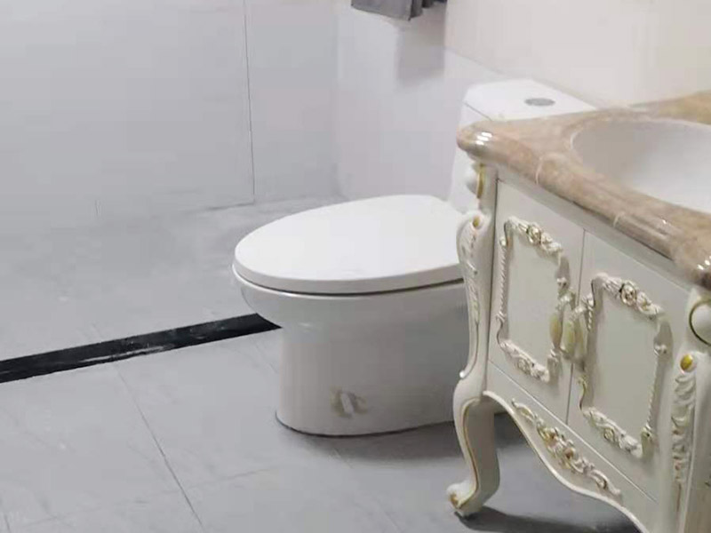 衛(wèi)生間馬桶安裝：第一步：先檢查地面下水口，看其里面是否有垃圾堆積，如果有我們一定要仔細(xì)的檢查并清理干凈。如果清理不好很可能會(huì)引起馬桶堵塞等問題。 第二步：將馬桶的出水管先試著安裝放上去，在馬桶的栓孔眼的地方用記號(hào)筆做上記號(hào)，然后再挪開馬桶。 第三步：在做好記號(hào)的地方開一個(gè)直接為1.5-2cm，高度為6cm的孔，然后用水泥將1cm的螺栓捻牢在孔洞里面。然后將馬桶放上去看其是否吻合，檢查好后移開馬桶。然后在馬桶出水管和下水管扣周圍涂上油灰，然后將螺栓孔對(duì)準(zhǔn)捻好的螺栓，擺正擰好。