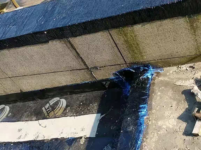 屋頂漏水怎么做？可以用耐候玻璃膠，或密封膠。一是利用玻璃房的坡度加大，將頂面雨水因勢利導的迅速排除；二是利用防水涂料堵塞玻璃桿件間的縫隙，要求無縫、無孔，以防止雨水滲漏。