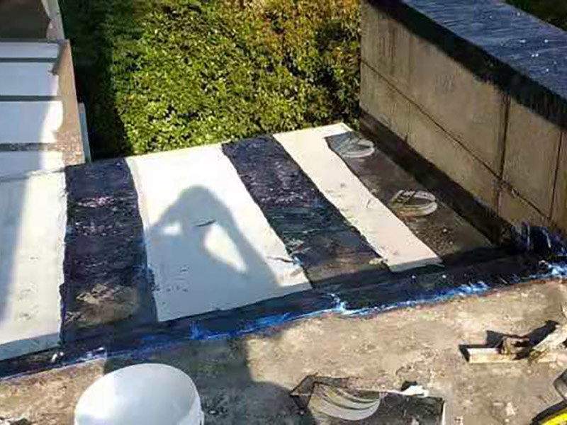 屋頂漏水怎么做？可以用耐候玻璃膠，或密封膠。一是利用玻璃房的坡度加大，將頂面雨水因勢利導的迅速排除；二是利用防水涂料堵塞玻璃桿件間的縫隙，要求無縫、無孔，以防止雨水滲漏。