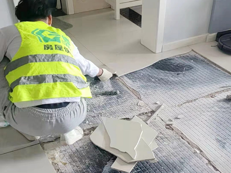 客廳地磚起翹修復：將油灰刀的邊緣滑入松散的瓷磚與其旁邊的瓷磚之間的接縫中。撬起瓷磚并將其移除。用金屬刮刀或小的撬桿的平坦邊緣刮掉基材和瓷磚背面的稀釋劑或瓷磚粘合劑。用相同的工具刮擦周圍空間的舊水泥漿。用清水沖洗除去翹起的瓷磚，然后用濕海綿擦拭，使其干凈。將砂漿抹在缺口邊緣上，然后將稀釋水泥砂漿抹在瓷磚的背面，將瓷磚鋪回原位。如果難以將瓷磚平整，則將瓷磚墊片插入接縫或修補物與包圍它的瓷磚之間的接縫或接縫中。刮掉多余的漿液，并讓該區(qū)域靜置約10分鐘。用水蘸軟海綿，然后輕輕擦拭修復區(qū)域。瓷磚上出現(xiàn)一層干粉后，請用干抹布擦拭。