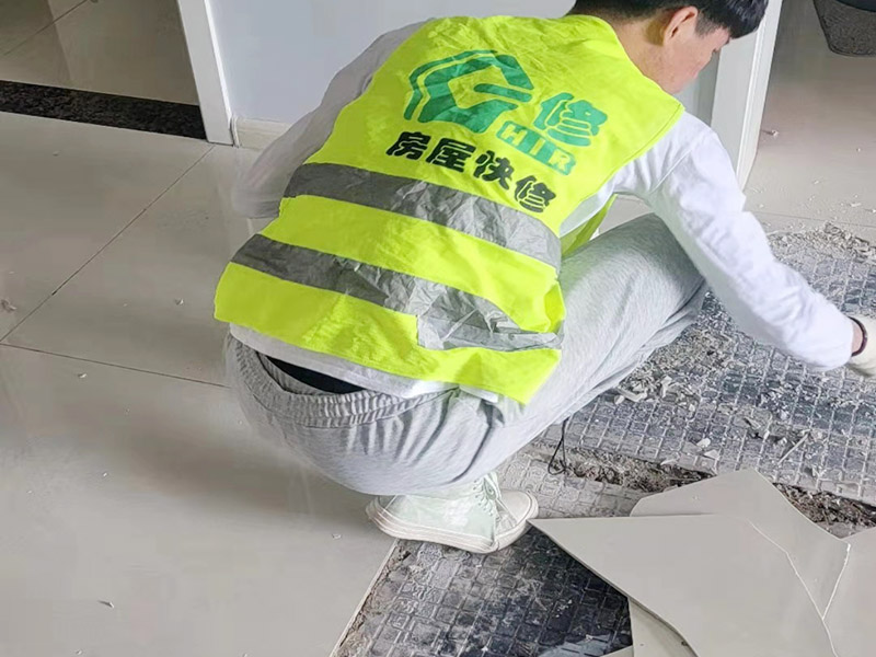 客廳地磚起翹修復：將油灰刀的邊緣滑入松散的瓷磚與其旁邊的瓷磚之間的接縫中。撬起瓷磚并將其移除。用金屬刮刀或小的撬桿的平坦邊緣刮掉基材和瓷磚背面的稀釋劑或瓷磚粘合劑。用相同的工具刮擦周圍空間的舊水泥漿。用清水沖洗除去翹起的瓷磚，然后用濕海綿擦拭，使其干凈。將砂漿抹在缺口邊緣上，然后將稀釋水泥砂漿抹在瓷磚的背面，將瓷磚鋪回原位。如果難以將瓷磚平整，則將瓷磚墊片插入接縫或修補物與包圍它的瓷磚之間的接縫或接縫中。刮掉多余的漿液，并讓該區(qū)域靜置約10分鐘。用水蘸軟海綿，然后輕輕擦拭修復區(qū)域。瓷磚上出現(xiàn)一層干粉后，請用干抹布擦拭。