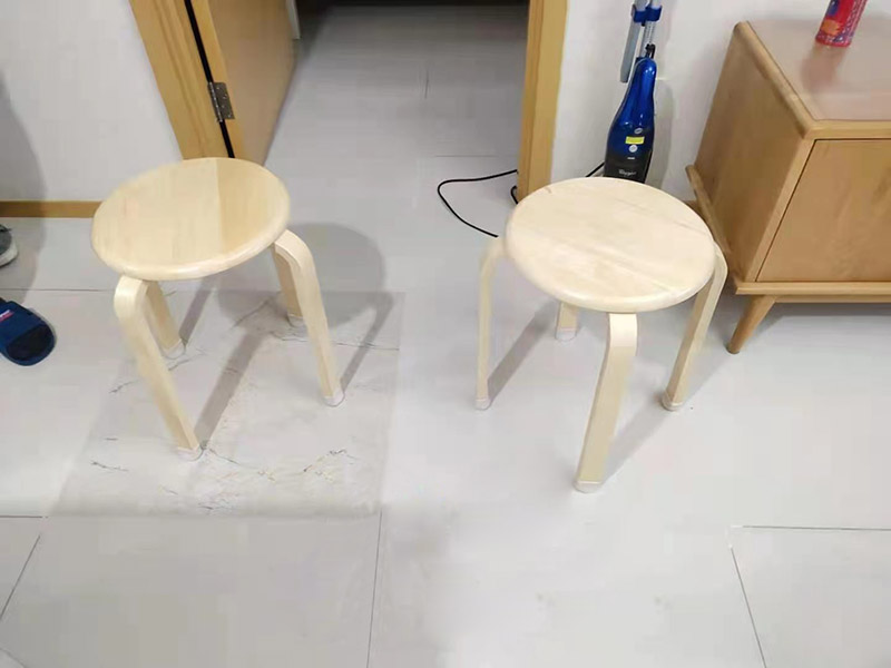 客廳地磚起翹修復：將油灰刀的邊緣滑入松散的瓷磚與其旁邊的瓷磚之間的接縫中。撬起瓷磚并將其移除。用金屬刮刀或小的撬桿的平坦邊緣刮掉基材和瓷磚背面的稀釋劑或瓷磚粘合劑。用相同的工具刮擦周圍空間的舊水泥漿。用清水沖洗除去翹起的瓷磚，然后用濕海綿擦拭，使其干凈。將砂漿抹在缺口邊緣上，然后將稀釋水泥砂漿抹在瓷磚的背面，將瓷磚鋪回原位。如果難以將瓷磚平整，則將瓷磚墊片插入接縫或修補物與包圍它的瓷磚之間的接縫或接縫中。刮掉多余的漿液，并讓該區(qū)域靜置約10分鐘。用水蘸軟海綿，然后輕輕擦拭修復區(qū)域。瓷磚上出現(xiàn)一層干粉后，請用干抹布擦拭。