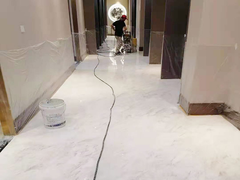 酒店走廊打磨翻新：瓷磚在經(jīng)過歲月洗禮之后，表面容易積水垢、油污，尤其縫里污漬特別多。所以在清洗瓷磚時(shí)，建議使用去污膏對(duì)表面進(jìn)行一個(gè)徹底清洗。處理瓷磚縫隙的話，可以用牙刷沾著去污膏然后刷去。最后再用清水清理一遍，擦干即可。如果效果不滿意的話，還可以使用拋光打磨機(jī)對(duì)瓷磚進(jìn)行打磨，雖然可以讓瓷磚恢復(fù)透亮，但對(duì)圖案紋理的完整性有一定的影響。