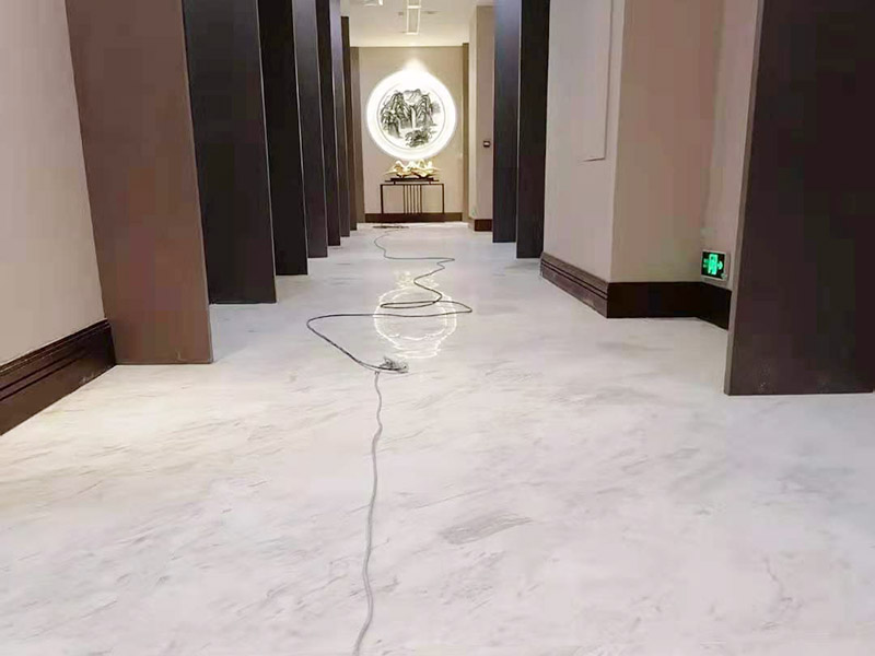 酒店走廊打磨翻新：瓷磚在經(jīng)過歲月洗禮之后，表面容易積水垢、油污，尤其縫里污漬特別多。所以在清洗瓷磚時(shí)，建議使用去污膏對(duì)表面進(jìn)行一個(gè)徹底清洗。處理瓷磚縫隙的話，可以用牙刷沾著去污膏然后刷去。最后再用清水清理一遍，擦干即可。如果效果不滿意的話，還可以使用拋光打磨機(jī)對(duì)瓷磚進(jìn)行打磨，雖然可以讓瓷磚恢復(fù)透亮，但對(duì)圖案紋理的完整性有一定的影響。
