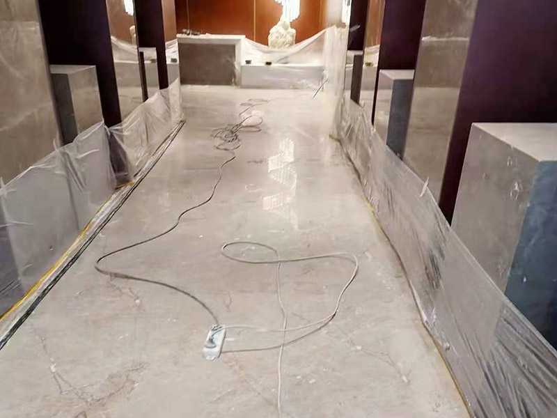 酒店走廊打磨翻新：瓷磚在經(jīng)過歲月洗禮之后，表面容易積水垢、油污，尤其縫里污漬特別多。所以在清洗瓷磚時(shí)，建議使用去污膏對(duì)表面進(jìn)行一個(gè)徹底清洗。處理瓷磚縫隙的話，可以用牙刷沾著去污膏然后刷去。最后再用清水清理一遍，擦干即可。如果效果不滿意的話，還可以使用拋光打磨機(jī)對(duì)瓷磚進(jìn)行打磨，雖然可以讓瓷磚恢復(fù)透亮，但對(duì)圖案紋理的完整性有一定的影響。