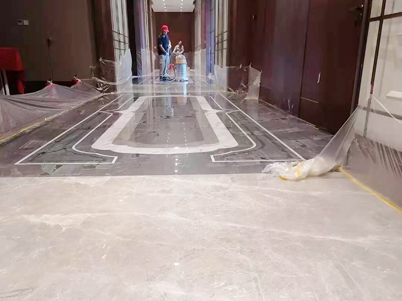 酒店走廊打磨翻新：瓷磚在經(jīng)過歲月洗禮之后，表面容易積水垢、油污，尤其縫里污漬特別多。所以在清洗瓷磚時(shí)，建議使用去污膏對(duì)表面進(jìn)行一個(gè)徹底清洗。處理瓷磚縫隙的話，可以用牙刷沾著去污膏然后刷去。最后再用清水清理一遍，擦干即可。如果效果不滿意的話，還可以使用拋光打磨機(jī)對(duì)瓷磚進(jìn)行打磨，雖然可以讓瓷磚恢復(fù)透亮，但對(duì)圖案紋理的完整性有一定的影響。