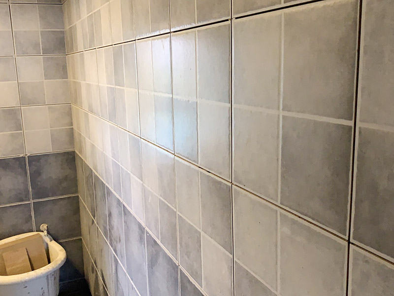 衛(wèi)生間墻磚鋪貼：首先應(yīng)除去基層表面的污垢，油漬，浮灰;除去基層上所有涂料層，膩?zhàn)訉?如果基層未能達(dá)到平整度要求，需對(duì)基層進(jìn)行預(yù)先的找平處理。鋪貼瓷磚前需事先找好垂直線，以此為基準(zhǔn)鋪貼的瓷磚高低均勻、垂直美觀;此外，施工前在墻體四周需彈出標(biāo)高控制線，在地面彈出十字線，以控制地磚分隔尺寸。調(diào)制粘結(jié)劑：加水后將粘結(jié)劑漿料攪拌至潤(rùn)滑均勻，無(wú)明顯塊狀或糊狀結(jié)塊，攪拌后的漿料靜置5-10分鐘后再稍加攪拌1-2分鐘即可使用。 將瓷磚平整地鋪貼在基層上，使用橡膠錘將瓷磚拍實(shí)鋪平。施工過程中，可小幅度轉(zhuǎn)動(dòng)瓷磚，使?jié){料與瓷磚背面充分接觸。